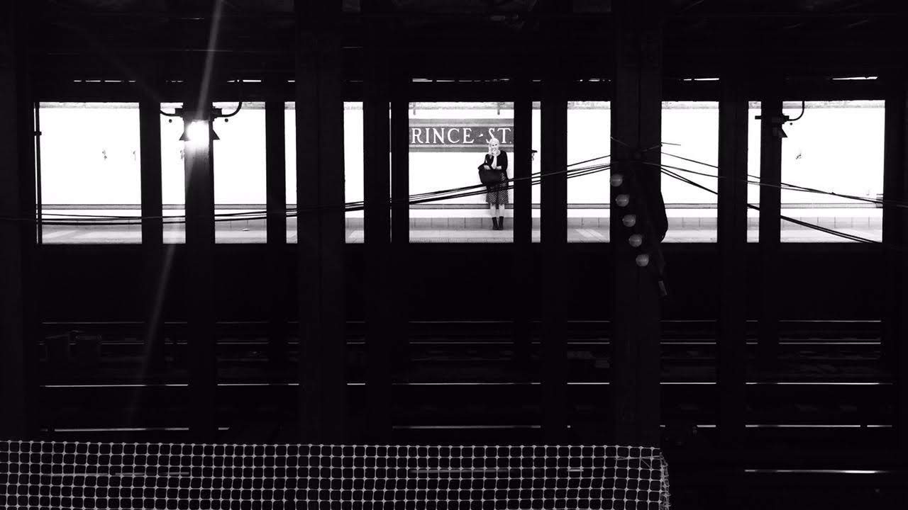 Le Rouge Originel — subway platform